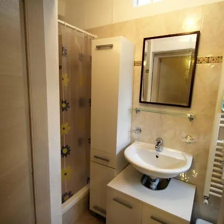 Sleeps 8 Air Con Wifi Porto Valtravaglia