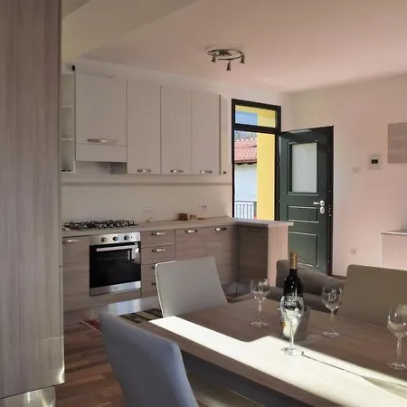 Sleeps 8 Air Con Wifi Porto Valtravaglia