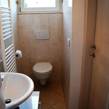 Holiday home Sleeps 8 Air Con Wifi